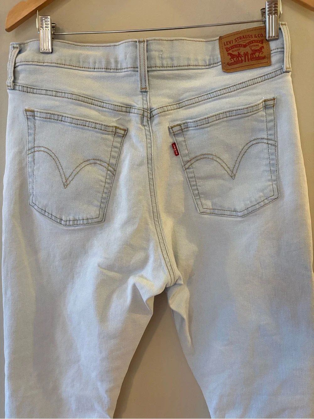 Levi's women’s Light Blue, high waist Cropped, wedge, straight Jeans, Sz 32. - Picture 6 of 16